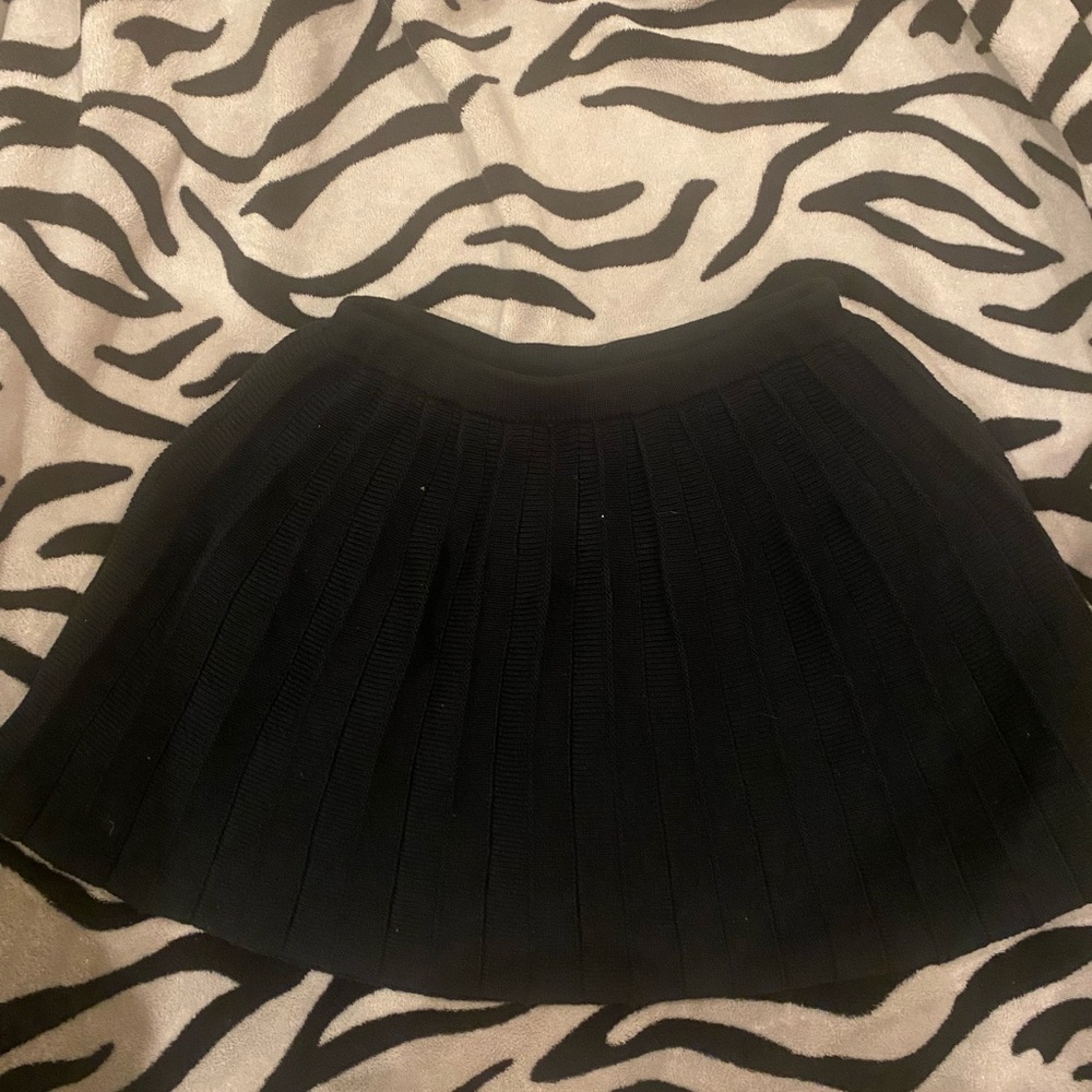 Hollister-Size S-Black pleated skirt